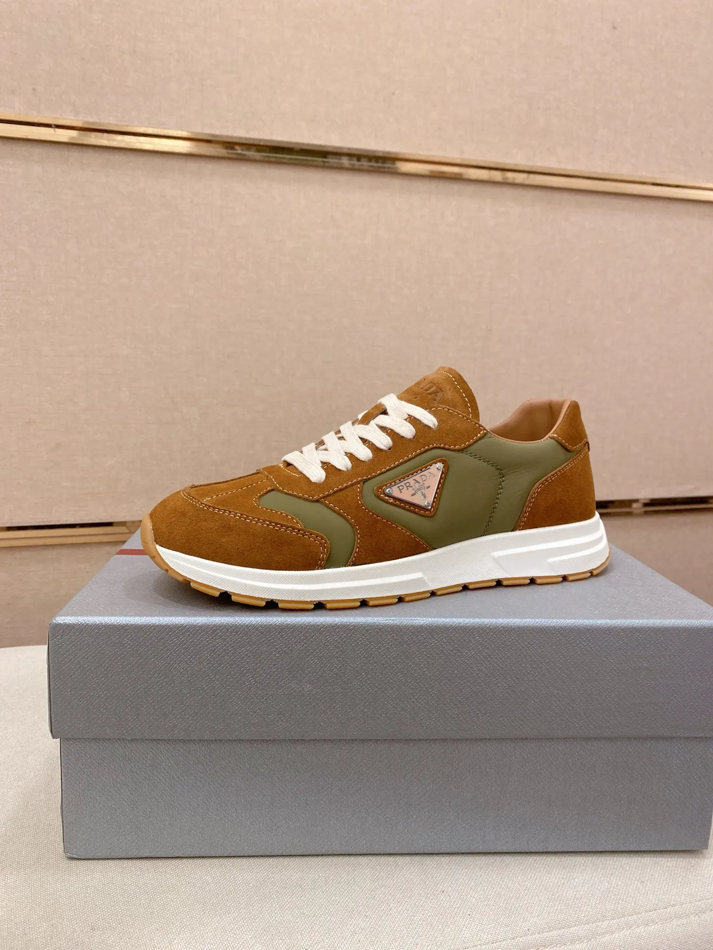 Men's Men's Shoes 💰 620💰 ✔️✔️✔️High version High-quality new PRADA (Prada) counters are launched simultaneously. The new men's shoes and 😘fabrics are selected from first-layer cowhide fabrics. Lining: Imported cowhide leather lining. 👍🏿High-end☄️Open-molded non-slip rubber outsole, exquisite lines, simple and elegant, comfortable and high-end for leisure travel. Code number: 38 to 45